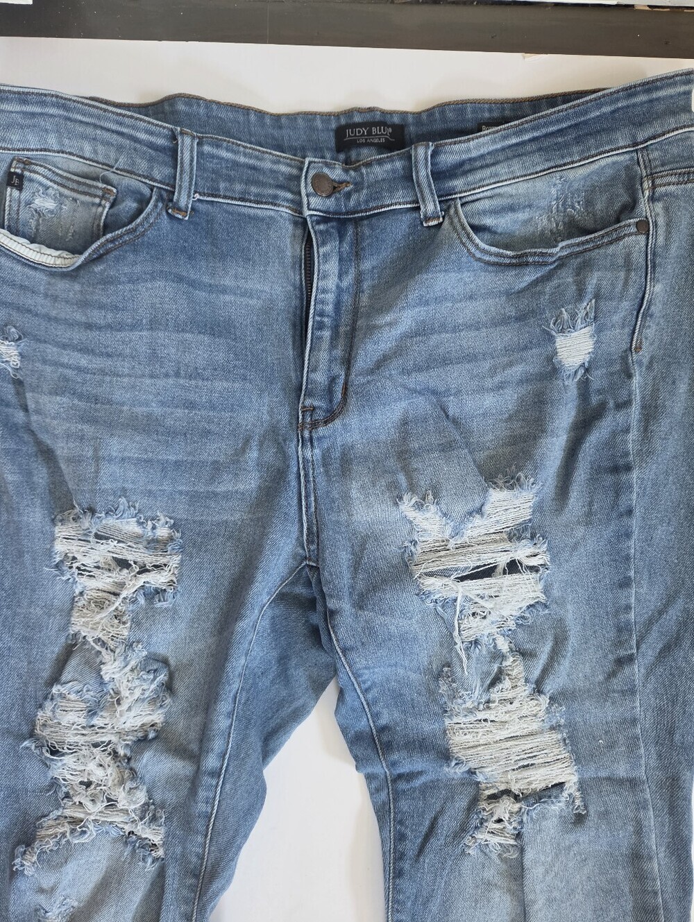 Judy Blue Jeans Womens 20W Distressed ripped Boyfriend Fit Stretch JB82170LT - Picture 2 of 10
